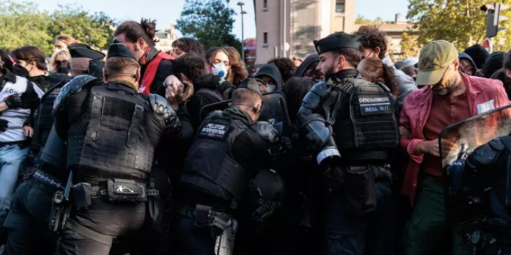 Students in the streets, clashes in Paris and Strasbourg. Trump: "It's Islam's fault"