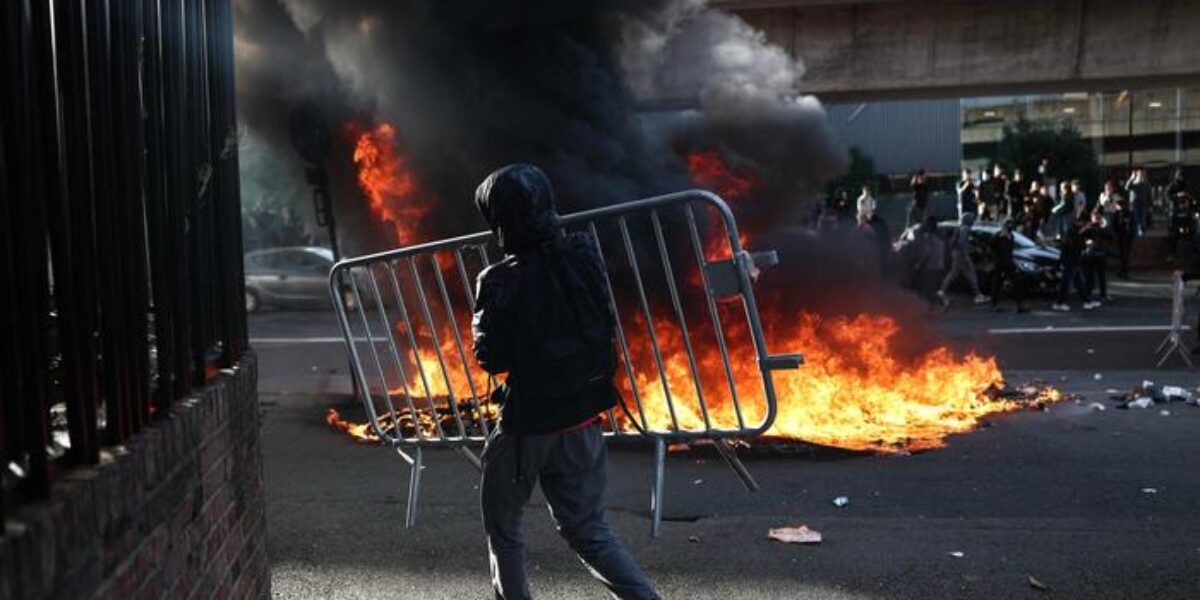 Students set fire to France, schools set on fire and two thousand arrested