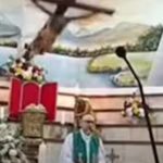 The cross detaches from the wall and kills the priest during the live streaming mass in Ecuador