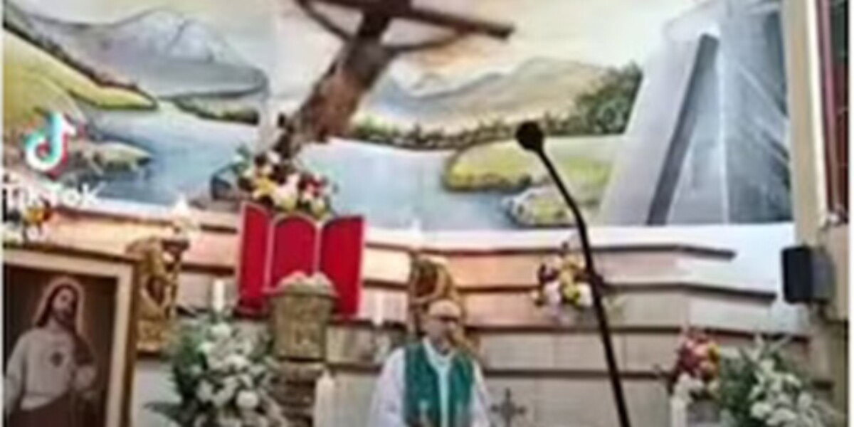 The cross detaches from the wall and kills the priest during the live streaming mass in Ecuador